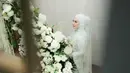 Irish Bella nampak kenakan kebaya kurung panjang yang dipadukan dengan kain tenun berwarna hijau mint rancangan Dimas Singgih.