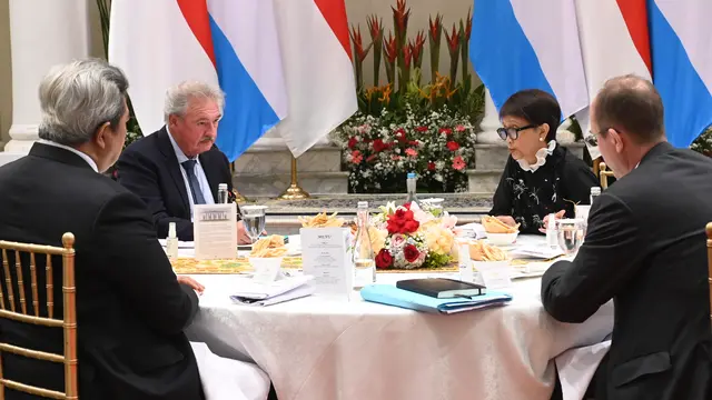 Menteri Luar Negeri (Menlu) Luksemburg Jean Asselborn (kiri) dan Menlu RI Retno Marsudi (kanan) dalam joint press statement usai melakukan pertemuan bilateral di Gedung Pancasila Kementerian Luar Negeri RI, Kamis (25/5/2023). (Foto: Kemlu RI)