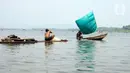 Nelayan mencari ikan di Waduk Cirata, Desa Gudang, Cikalong Kulon, Cianjur, Jawa Barat, Senin (29/8/2022). Sejumlah petani ikan air tawar di kawasan Waduk Cirata sudah lebih dari dua bulan menjerit karena kenaikan harga pakan ikan dari Rp 8.500/kg menjadi Rp 10.500/kg sementara harga ikan bawal konstan Rp 14.500/kg di tingkat petani. (merdeka.com/Arie Basuki)