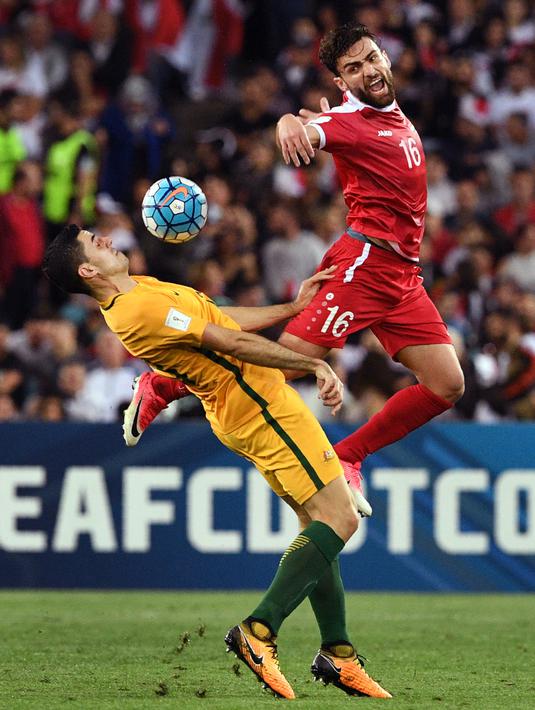 Pemain Australia, Tomas Rogic (kiri) mengontrol bola dari kejaran pemain Suriah, Hamid Mido pada laga kualifikasi Piala Dunia 2018 di Sydney (10/10/2017). Australia menang 2-1  pada leg kedua tersebut. (AFP/William West)