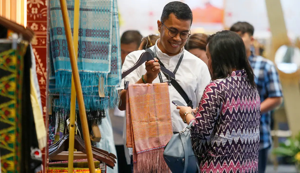 Pengunjung melihat dan memilih berbagai produk kerajinan lokal yang ditawarkan dalam pameran INACRAFT October Vol. 5 2026 di Jakarta International Convention Center (JICC), Jakarta Pusat, Kamis (8/10/2026). (KLY/Budy Santoso)