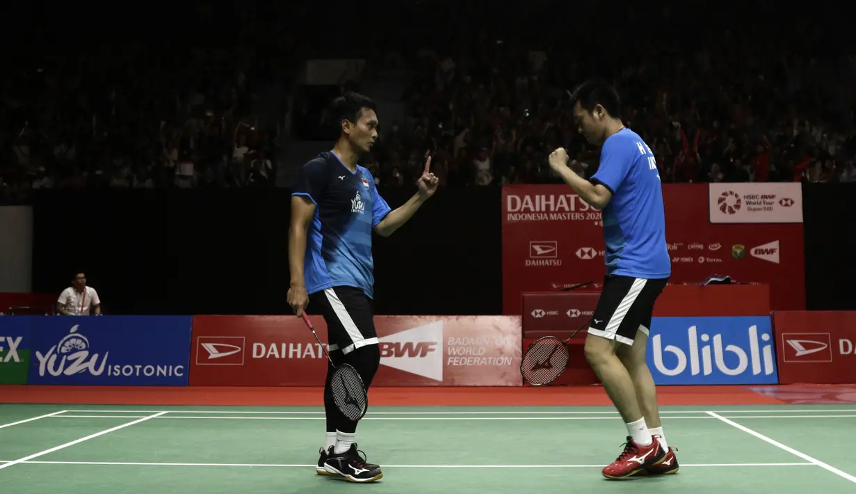 Ganda putra Indonesia, Mohammad Ahsan/Hendra Setiawan, saat menghadapi ganda Chinese Taipei, Lee Yang/Wang Chi Lin, pada laga Indonesia Masters 2020 di Istora Senayan, Jakarta, Jumat (17/1). Ahsan/Hendra menang 9-21, 21-15, dan 21-19. (Bola.com/Yoppy Renato)