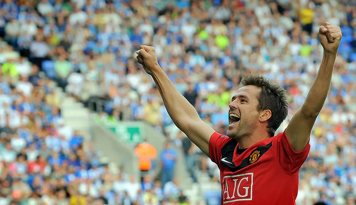 Michael Owen merupakan salah satu pemain yang pernah berseragam Liverpool dan juga MU. Striker berkebangsaan Inggris itu memulai karier di Liverpool dan sempat membela Setan Merah pada periode 2009-2012. (AFP/Paul Ellis)