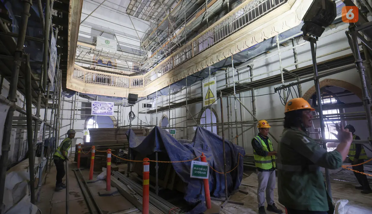 Suasana pemugaran Rumah Raden Saleh di kompleks RS PGI Cikini, Jakarta Pusat, Kamis (10/9/2026). Proses revitalisasi dilakukan untuk mengembalikan bentuk arsitektur bangunan agar mendekati wujud aslinya pada dekade 1860-an. (KLY/Budy Santoso)