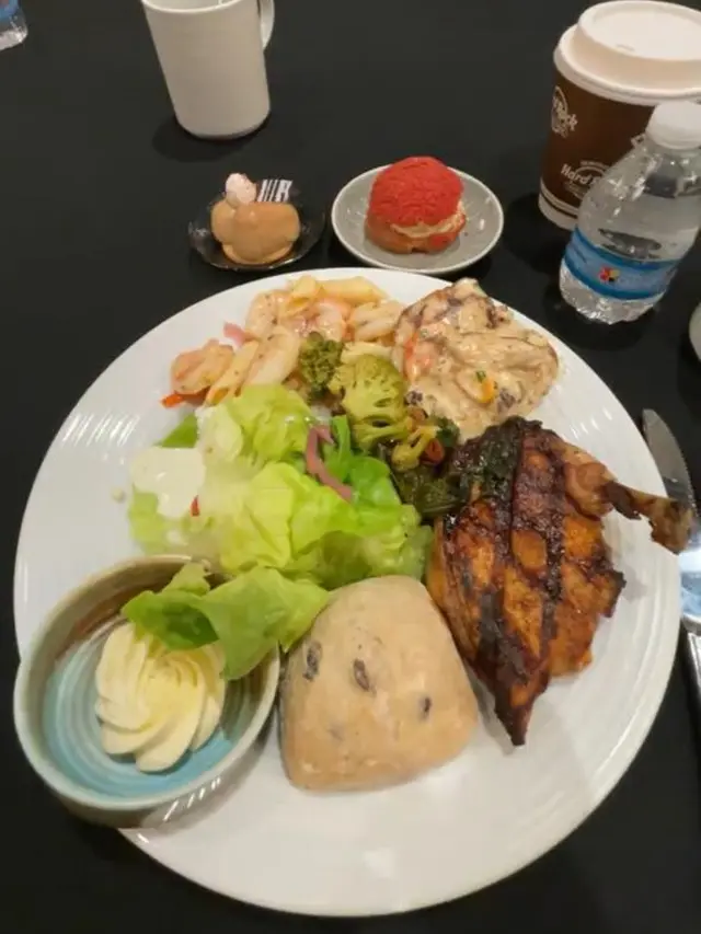 Momen Ayu Maulida Berbuka Puasa di Sela Ajang Penjurian Miss Universe 2020