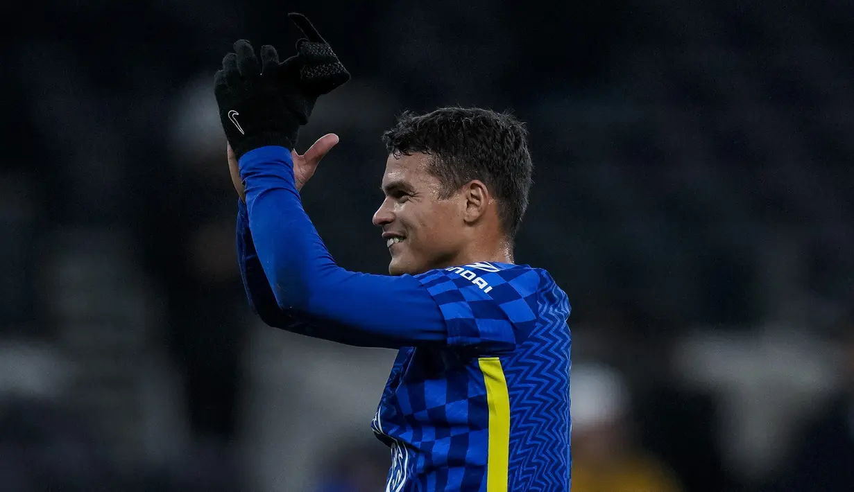 Thiago Silva. Bek tengah Brasil ini direkrut Chelsea dari PSG pada awal musim 2020/2021 saat berusia 35 tahun, 11 bulan dan 6 hari. Hingga musim keduanya, ia telah tampil 42 kali di Liga Inggris dengan torehan 14 gol dan 1 assist. (AP/Alastair Grant)