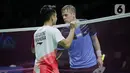 Pebulu tangkis tunggal putra Indonesia Anthony Sinisuka Ginting (kanan) menyalami Hans Kristian Solberg Vittinghus dari Denmark usai menang dalam babak 16 besar East Ventures Indonesia Open 2022 di Istora Senayan, Jakarta, Kamis (16/6/2022). Anthony Ginting berhasil melaju ke perempat final setelah menang 21-17, 21-9. (Liputan6.com/Faizal Fanani)