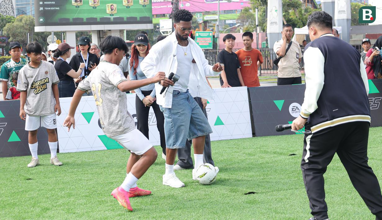 Para talenta muda Bekasi bermain bersama Daniel Sturridge pada acara Second Chance yang berkolabolasi dengan EA FC Mobile di Plaza dan Stadion Patriot Candrabhaga, Kota Bekasi, Minggu (29/3/2026) pagi. (Bola.com/Abdul Aziz)
