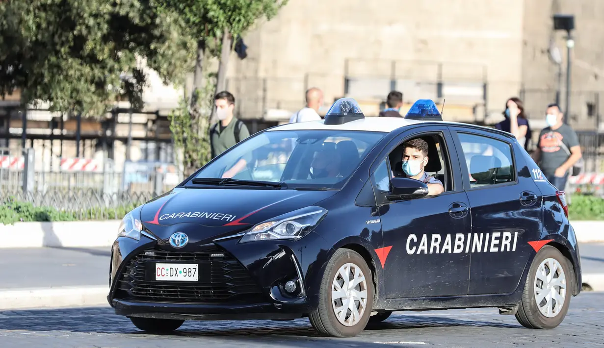 Anggota Carabinieri berpatroli di tempat-tempat yang ramai untuk mengingatkan masyarakat agar memakai masker di Roma, Italia, pada 6 Oktober 2020. Lima wilayah di Italia selatan memberlakukan peraturan wajib memakai masker, bahkan untuk orang-orang di ruang terbuka. (Xinhua/Cheng Tingting)