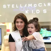 Banyaknya anak selebriti tidak luput dari perhatian publik. Kenyataan itu membuat Quenzino Acana Naif, anak dari pasangan Carrisa Putri dan Navies Naif tidak nyaman. (Nurwahyunan/Bintang.com)