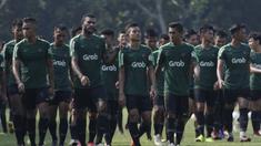 Pemain Timnas Indonesia U-22, Marinus Wanewar, bersama rekan-rekannya saat latihan di Lapangan ABC Senayan, Jakarta, Senin (7/1). Latihan ini merupakan persiapan jelang Piala AFF U-22. (Bola.com/Vitalis Yogi Trisna)