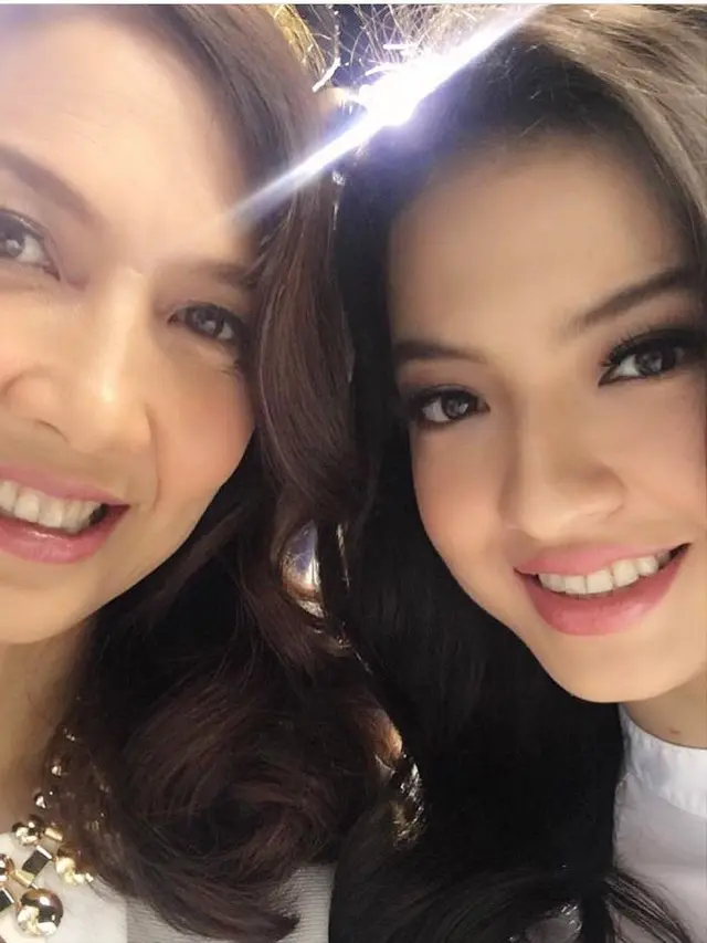 7 Potret Kebersamaan Raline Shah dan Ibunya yang Awet Muda