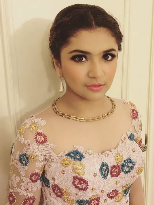 Memang sudah tidak perlu diragukan lagi kecantikan daru Syelfa. Ia juga terlihat cantik ketika mengenakan makeup. (Foto: Instagram.com/syelfaalhamid)