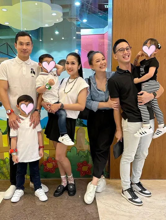 Lewat laman Instagramnya, Yuanita Christiani ungkap jika banyak netizen yang menginginkan dirinya dan Sandra Dewi temu kangen bareng anak. Momen tersebut akhirnya terealisasi pada 19 Maret 2023 lalu. Sudah seperti saudara, kebersamaan Sandra Dewi dan Yuanita Christiani ini penuh kehangatan. Tak hanya Sandra Dewi dan Yuanita yang sangat dekat, Harvey Moeis dan Indra Wiguna juga sudah klik satu sama lainnya. (Liputan6.com/IG/@sandradewi88)