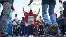 Pengunjung Car Free Day mencoba olahraga lompat tali atau jumping rope bersama komunitas penggerak olahraga di kawasan Bundaran Hotel Indonesia, Minggu (30/6/2019). Kegiatan tersebut dalam rangka mengajak masyarakat untuk hidup sehat dengan berolahraga. (Liputan6.com/Immanuel Antonius)