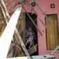 Warga berdiri di pintu rumahnya yang hancur setelah gempa mengguncang Mandalawangi, Pandeglang, Banten, Sabtu (3/8/2019).  Jumlah bangunan rusak akibat gempa berkekuatan 6,9 magnitudo yang mengguncang Banten terus bertambah. (merdeka.com/Arie Basuki)