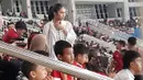 <p>Azizah Salsha memberikan dukungan langsung kepada sang suami yang merupakan bek Timnas Indonesia U-23 Pratama Arhan. Selebgram yang akrab disapa Zize itu hadir di tribun VIP Stadion Manahan, Solo, Sabtu (9/9/2023), saat Timnas Indonesia U-23 menang 9-0 atas Chinese Taipei pada Kualifikasi Piala Asia U-23 2024. (foto: Liputan6.com/Fajar Abrori)</p>