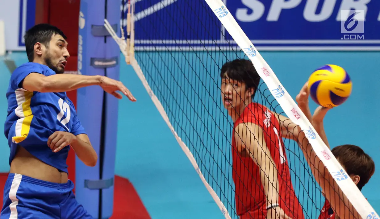 Pemain Timnas voli putra Kazakhstan, Kadirkhanov Nodirkhan melakukan smes saat melawan Korsel pada 8 besar grup E Kejuaraan Voli Asia 2017 di GOR Tri Dharma, Gresik, Sabtu (29/7). Korea Selatan unggul 3-1. (Liputan6.com/Helmi Fithriansyah)