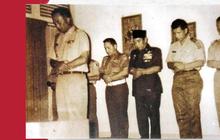 Potret Lawas Kapolri ke-4 jadi Imam Salat di Kantor, Makmumnya Ternyata Soekarno