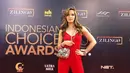 Saat acara Indonesian Choice Awards, Nia Ramadhani tampak mengenakan busana berwarna merah. Ia menyempurnakan penampilannya dengan sequin shoulder bag merek Chanel seharga 36 juta rupiah. (Foto: instagram.com/ramadhaniabakrie)