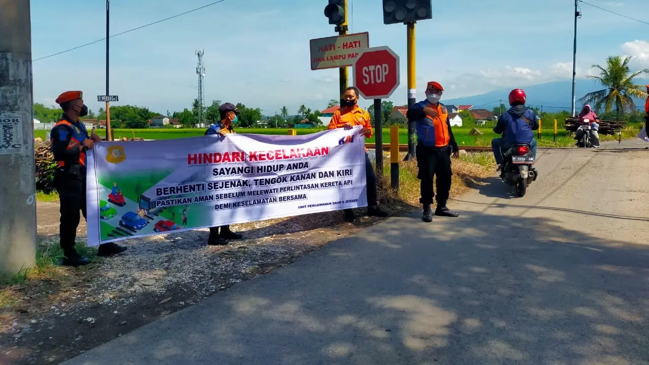 Sosialisasi perlintasan KM 188+8/9 antara Stasiun Rambipuji dan Stasiun Mangli Jember. (Istimewa)