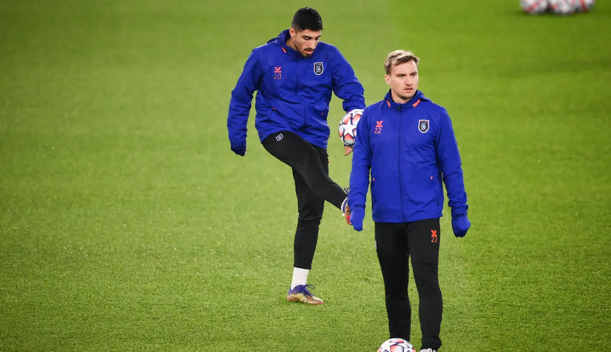 Gelandang Istanbul Basaksehir, Berkay Ozcan (kiri) dan penyerang Fredrik Gulbrandsen mengikuti sesi latihan tim di Paris (7/12/2020). Istanbul Basaksehir akan bertanding melawan PSG pada grup H Liga Champions di Stadion Parc des Princes. (AFP/Franck Fife)