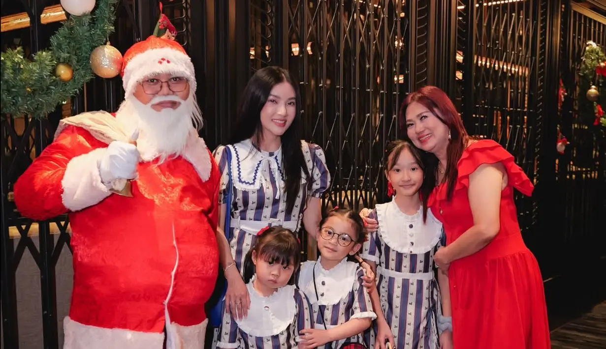 Sarwendah merayakan natal bersama keluarganya. Ia pun tampil kompak mengenakan dress bergaris biru putih dengan kerah putih bersama putrinya. [@sarwendah29]