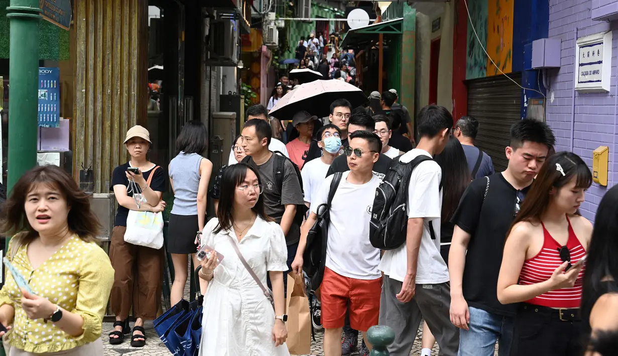 Kerumunan besar turis yang sebagian besar berasal dari Tiongkok berjalan melewati pusat bersejarah Makau selama liburan Golden Week pada 3 Oktober 2023. (Peter PARKS/AFP)