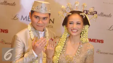 Acha Septriasa dan Vicky Kharisma memperlihatkan cincin kawin mereka usai melakukan akad nikah, Minggu,Jakarta (11/12). Kepada awak media, Vicky mengungkapkan awal hubungannya dengan Acha yang bermula dari pertemanan. (Liputan6.com/Helmi Afandi) 