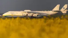 Pesawat Antonov An-225 Mriya berjalan di landasan Vaclav Havel Airport di Praha, Republik Ceko, Kamis (12/5). Pesawat kargo terbesar di dunia ini tengah melakukan penerbangan komersial pertama dari Praha ke Perth, Australia. (REUTERS/David W Cerny)