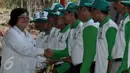 Menteri Siti Nurbaya memberi penghargaan kepada Rakor Perguruan Tinggi, Kelompok Tani/Koprasi dan masyarakat saat peringatan Hari Menanam Pohon Indonesia & Bulan Menanam Pohon Nasional di Tahura Sultan Adam Kalsel, Kamis (26/11) (Liputan6.com/Johan Tallo)