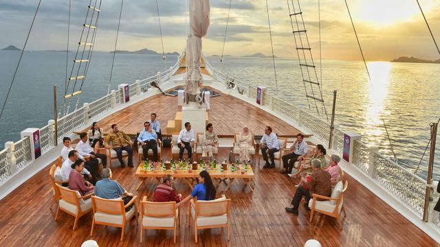 Momen Jokowi Ajak Pemimpin ASEAN Naik Kapal Pinisi Menikmati Keindahan Labuan Bajo