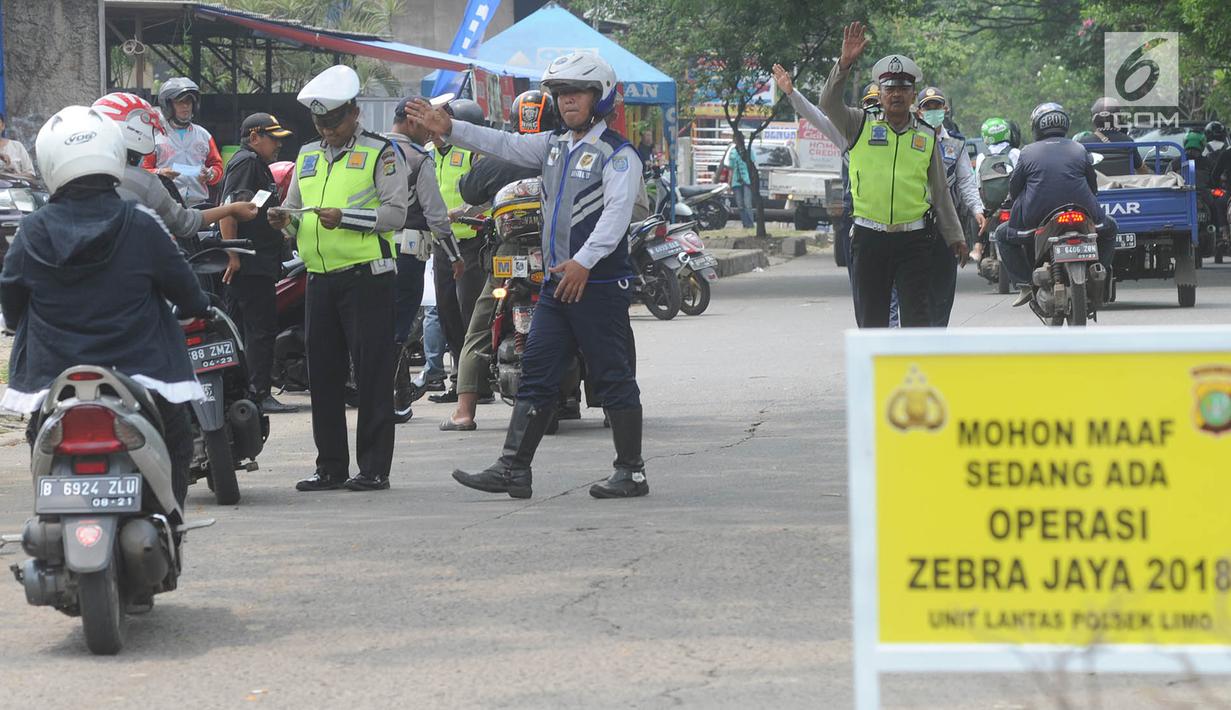 Petugas Polantas dan Dishub mencegat kendaraan roda dua dalam Operasi Zebra Jaya 2018 di kawasan Cinere, Depok, Selasa (30/20). Kegiatan Operasi Zebra 2018 ini berlangsung hingga 12 November 2018 secara serentak se-Indonesia. (Merdeka.com/Arie Basuki)