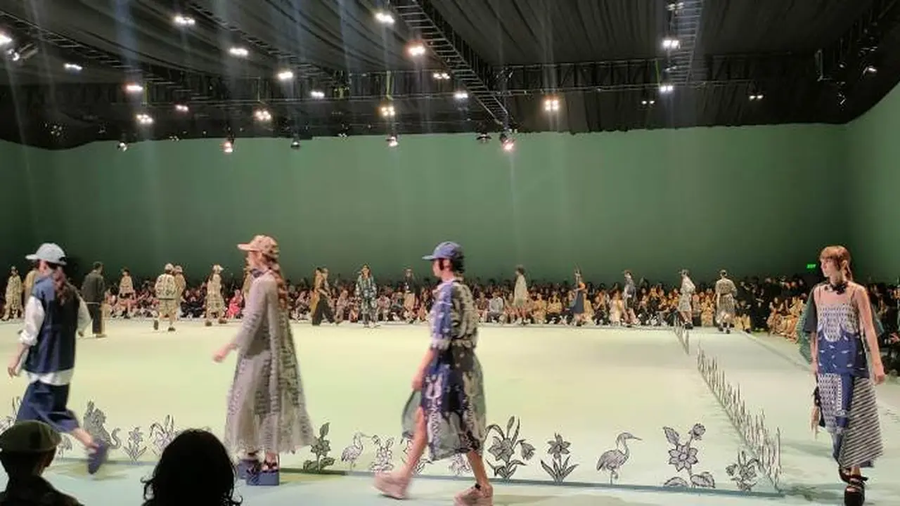 Biyan Tampilkan 110 Rancangan Spring Summer 2025, Mengajak Bernostalgia Masa Sekolah dan Menyeimbangkan Aktivitas Hidup.