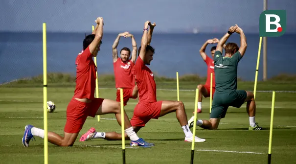Para pemain Timnas Indonesia melakukan pemanasan saat mengikuti sesi latihan di Bali United Training Center, Gianyar, Bali, Kamis (23/7/2026). Skuad Garuda memasuki fase akhir pemusatan latihan dengan intensitas yang terus ditingkatkan jelang menghadapi Kamboja pada laga perdana Grup A Piala AFF 2026 di Stadion Pakansari, Bogor, 27 Juli 2026. (Bola.com/Alit Binawan)