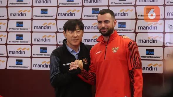 <p>Jordi Amat dan Shin Tae-yong di konferensi pers jelng laga Timnas Indonesia Vs Irak dalam lanjutan Kualifikasi Piala Dunia 2026. (Bola.com/M. Iqbal Ichsan)</p>