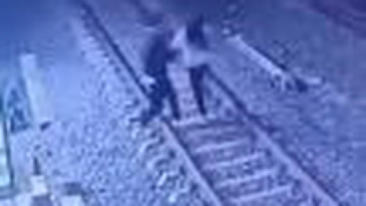 Pertaruhkan Nyawa, Momen Heroik Petugas Palang Kereta Api Selamatkan Wanita Mau Bunuh Diri Panen Pujian