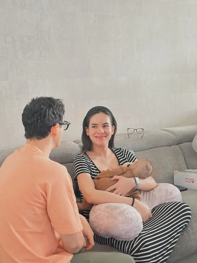 6 Potret Steffi Zamora dan Nino Fernandez Ikut Kelas Newborn Care, Persiapan Jadi Ortu