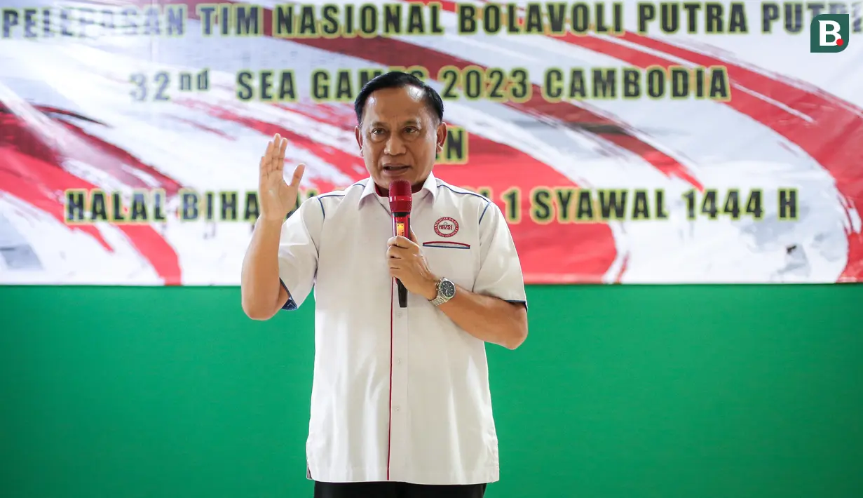 <p>Ketua Umum PP PBVSI, Imam Sudjarwo memberikan sambutan saat pelepasan Timnas Voli Indonesia untuk SEA Games 2023 di Padepokan Voli Jenderal Polisi Kunarto, Sentul, Sabtu (29/04/2023). (Bola.com/Bagaskara Lazuardi)</p>