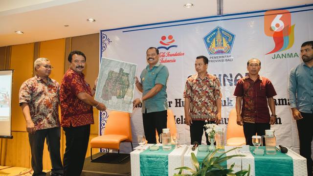 Coordinator Coca-Cola Foundation Indonesia Agus Priyono, Kabid Sumber Daya Air Dinas PUPR-KIM Provinsi Bali, I Nengah Riba, MT, Perbekel Desa Sembung I Ketut Sukerta, Kasi. Kesra.