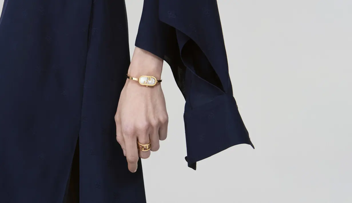 Tambahan terbaru untuk lini arloji, desain Fendi O'Lock mengubah jam tangan menjadi perhiasan dengan bentuk gelang yang mewah dan elegan (Foto: Fendi)