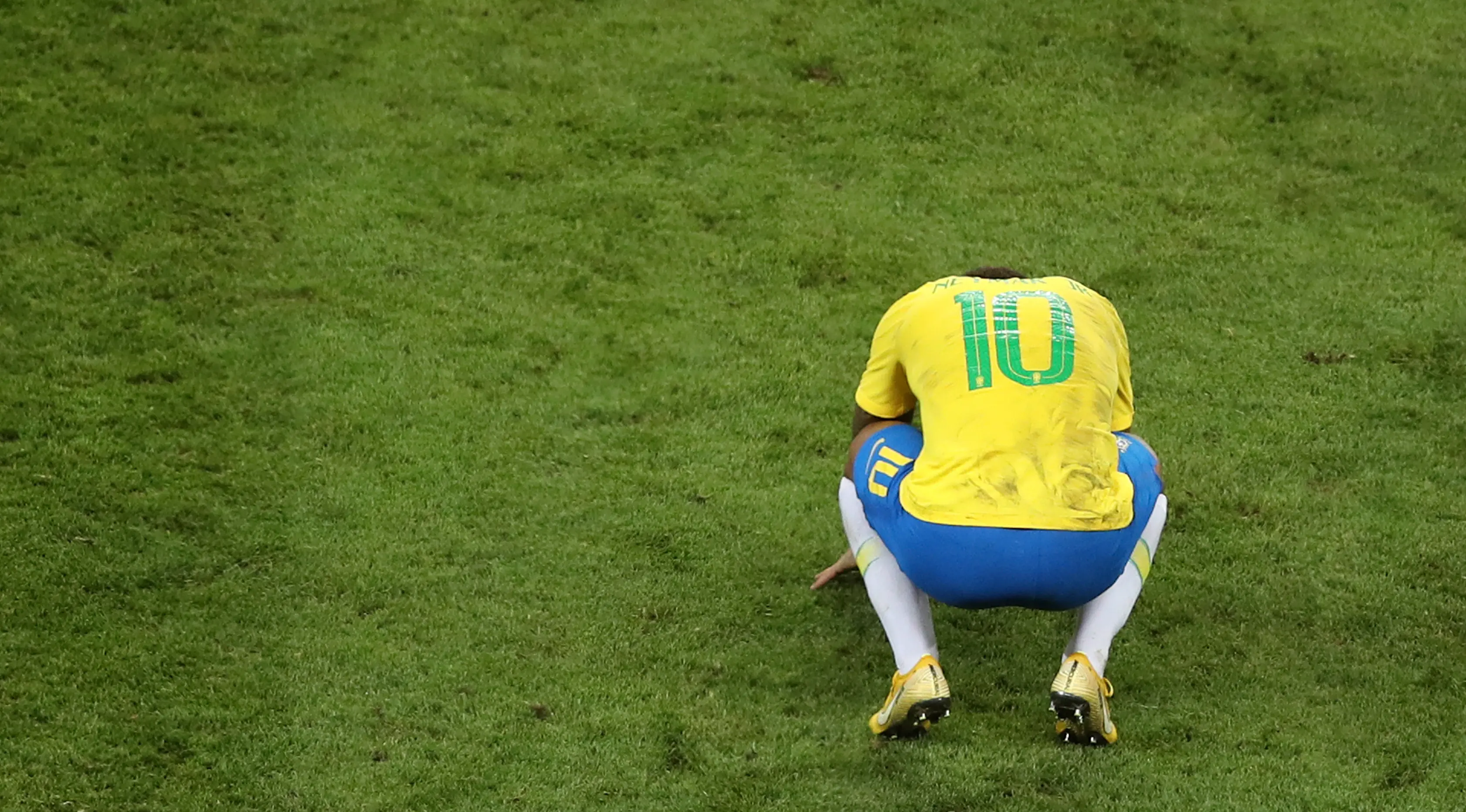 Striker Brasil, Neymar terlihat kecewa setelah kalah dari Belgia pada laga perempat final Piala Dunia 2018 di Stadion Kazan Arena, Jumat (6/7). Timnas Brasil terdepak dari Piala Dunia 2018 setelah takluk dari Belgia 1-2. (AP/Thanassis Stavrakis)