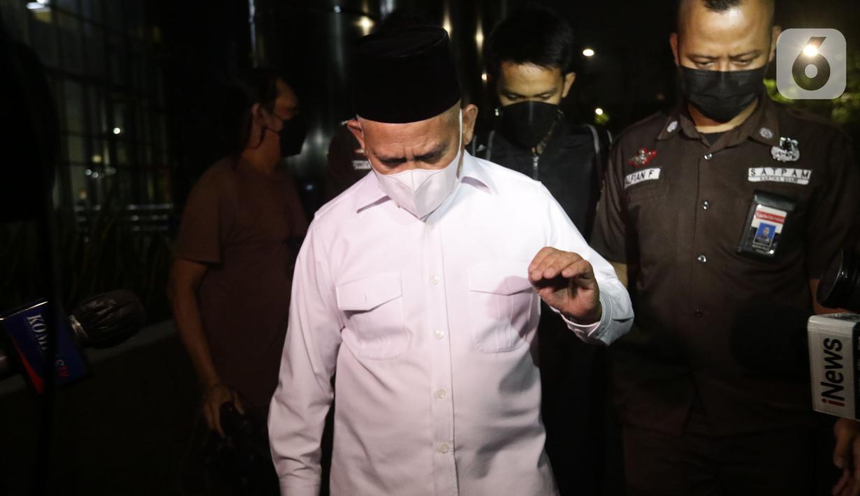 Bupati Hulu Sungai Utara (HSU) Kalimantan Selatan, Abdul Wahid usai diperiksa penyidik di Gedung Merah Putih KPK, Jakarta, Jumat (1/10/2021). Abdul Wahid diperiksa sebagai saksi terkait dugaan suap pengadaan barang dan jasa di Kabupaten Hulu Sungai Utara, Kalsel. (Liputan6.com/Helmi Fithriansyah)