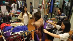 Pengunjung memilih pakaian yang didiskon di Polo Ralph Lauren Indonesia di Gandaria City Mall, Jakarta (3/6). Dua pekan jelang Idul Fitri, sejumlah toko pakaian memberi diskon besar-besaran kepada pembeli. (Merdeka.com/Arie Basuki)