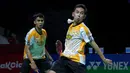 <p>Pebulu tangkis ganda putra Indonesia, Moh Reza Pahlevi gagal mengembalikan bola smes saat menghadapi pasangan Malaysia, Man Wei Chong/Kai Wun Tee pada laga semifinal turnamen bulu tangkis Indonesia Open 2024 di Istora Senayan, Jakarta, Sabtu (8/6/2024). Sabar Karyaman/Moh Reza Pahlevi kalah dua game langsung 27-29, 13-21. (Bola.com/Syahkist Afi Daib)</p>
