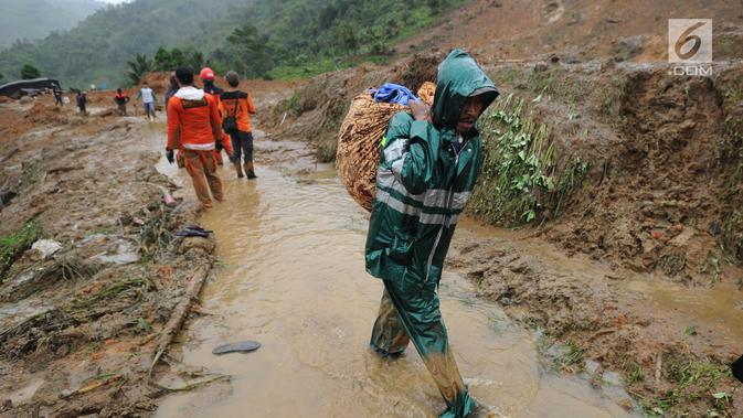 Warga korban longsor menyelamatkan barang-barang miliknya di Dusun Cimapag, Desa Sirnaresmi, Kecamatan Cisolok, Sukabumi, Selasa (1/1). Longsor menerjang satu dusun pada 31 Desember 2018 pukul 17.00 WIB. (merdeka.com/Arie Basuki)