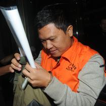 Chandra Safari dan Hendra Wijaya, pihak swasta penyuap Bupati Lampung Utara, mengenakan rompi oranye usai menjalani pemeriksaan di Gedung KPK, Jakarta, Selasa (8/10/2019). KPK menetapkan enam orang tersangka, termasuk Bupati Lampung Utara sebagai penerima suap. (merdeka.com/Dwi Narwoko)