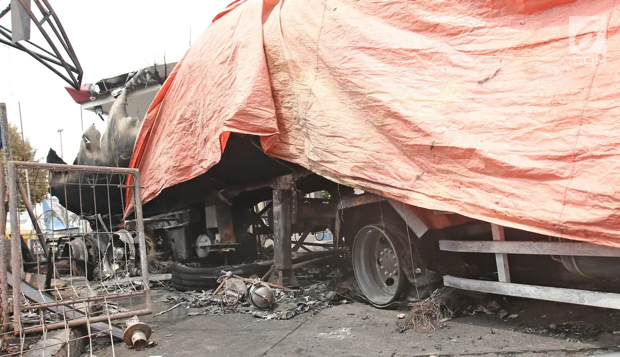 Kondisi bangkai truk tangki yang hangus terbakar di SPBU Jalan Kahfi 2, Jagakarsa, Jakarta, Sabtu (30/12). Peristiwa kebakaran itu bermula saat truk tangki sedang mengisi bahan bakar minyak (BBM) ke SPBU tersebut. (Liputan6.com/Herman Zakharia)