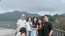 Tidak hanya berdua dan sang buah hati, mereka juga ditemani oleh kerabatnya. [Instagram/audimarissa]