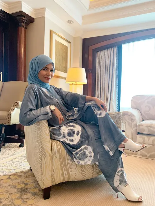 "Nah kalau udah dipikirin, monggo diputuskan ke mana yang agak aman, dan kapan waktunya yang agak aman, ngapainnya yang agak aman, naik apa yang agak aman. Ribet ye mau liburan jaman sekarang?" tutup Meisya. (Instagram/meisya_siregar)